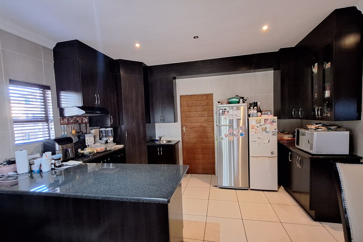 Exquisite 3.5 Bedroom Home for Sale in Thatchfield Estate - Photo 2