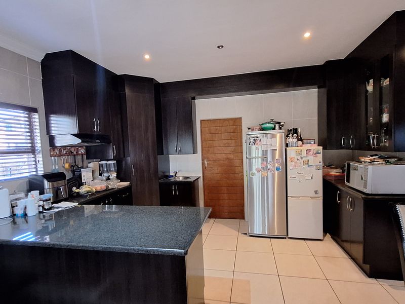 Exquisite 3.5 Bedroom Home for Sale in Thatchfield Estate - Photo 2