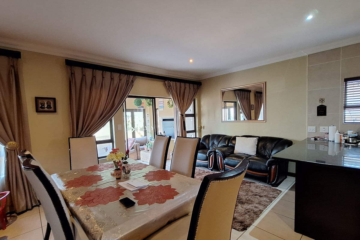 Exquisite 3.5 Bedroom Home for Sale in Thatchfield Estate - Photo 3