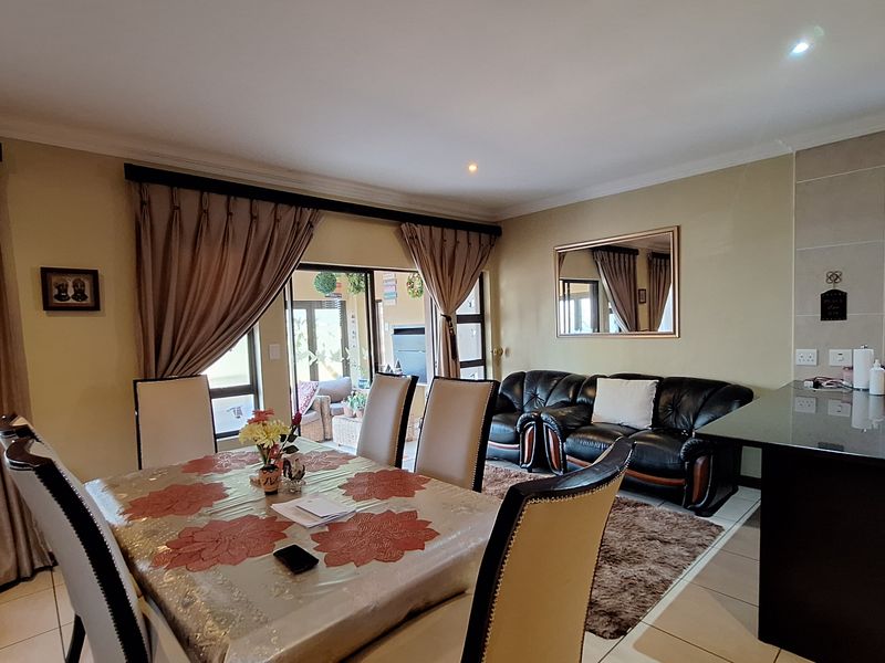 Exquisite 3.5 Bedroom Home for Sale in Thatchfield Estate - Photo 3