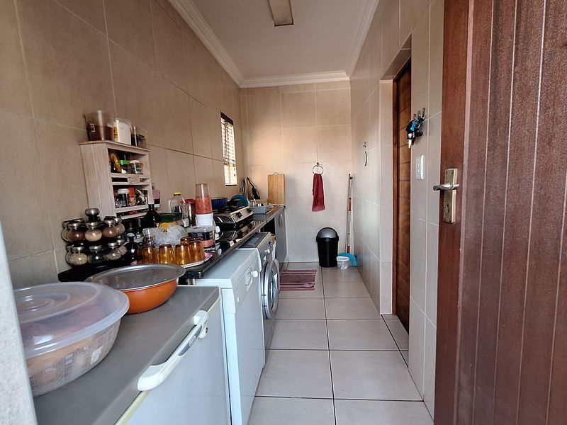 Exquisite 3.5 Bedroom Home for Sale in Thatchfield Estate - Photo 8