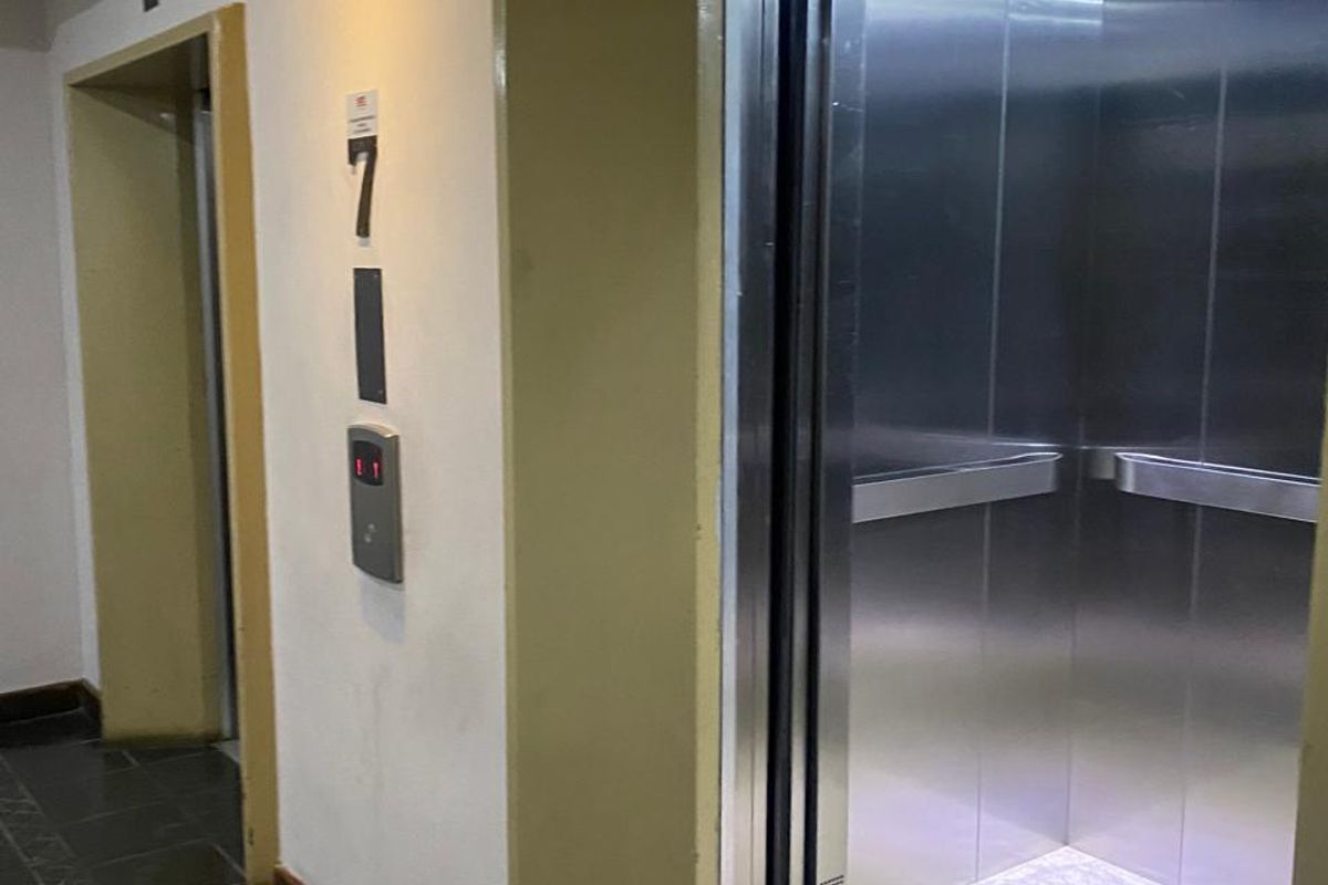 Spacious residential apartment block for sale in vibrant Marshalltown, Jhb "Calling all Investors" - Photo 5