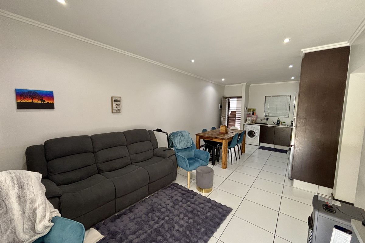 Charming 2-bedroom apartment for sale in Laguna, Barbeque Downs, Midrand—perfect for modern living! - Photo 3