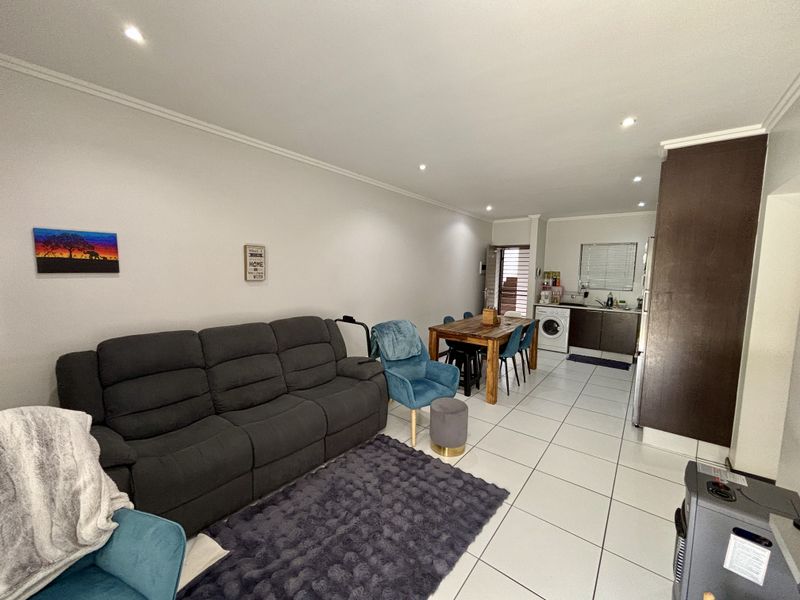 Charming 2-bedroom apartment for sale in Laguna, Barbeque Downs, Midrand—perfect for modern living! - Photo 3