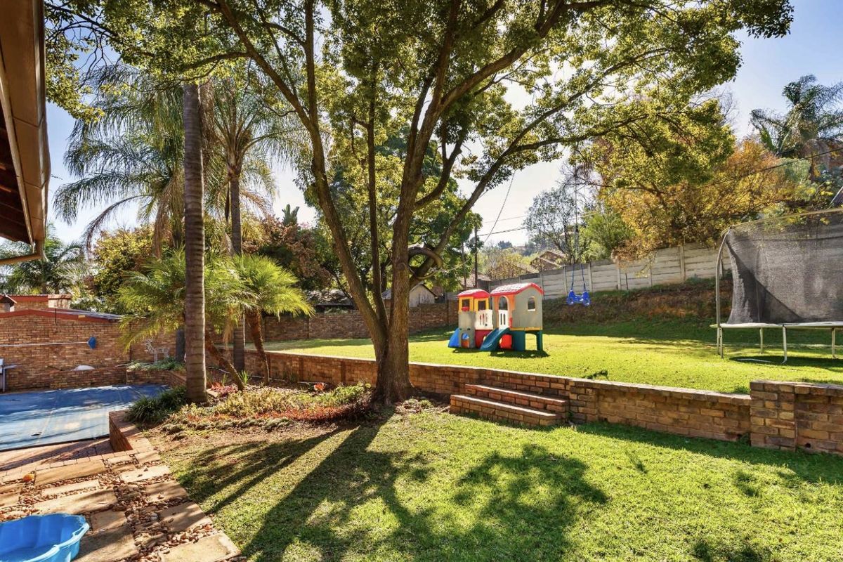 Four-Bedroom Home on a Large Stand – Moreleta Park - Photo 3