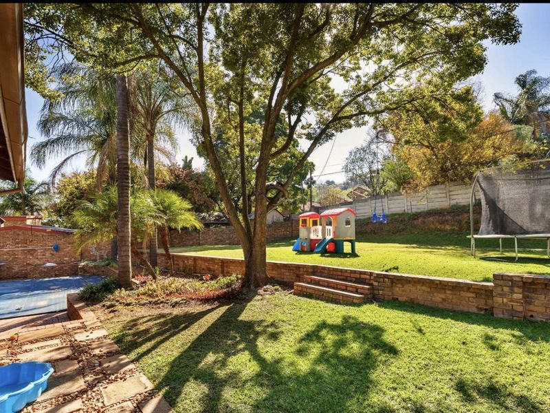 Four-Bedroom Home on a Large Stand – Moreleta Park - Photo 3