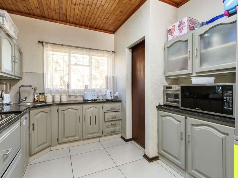 Four-Bedroom Home on a Large Stand – Moreleta Park - Photo 10