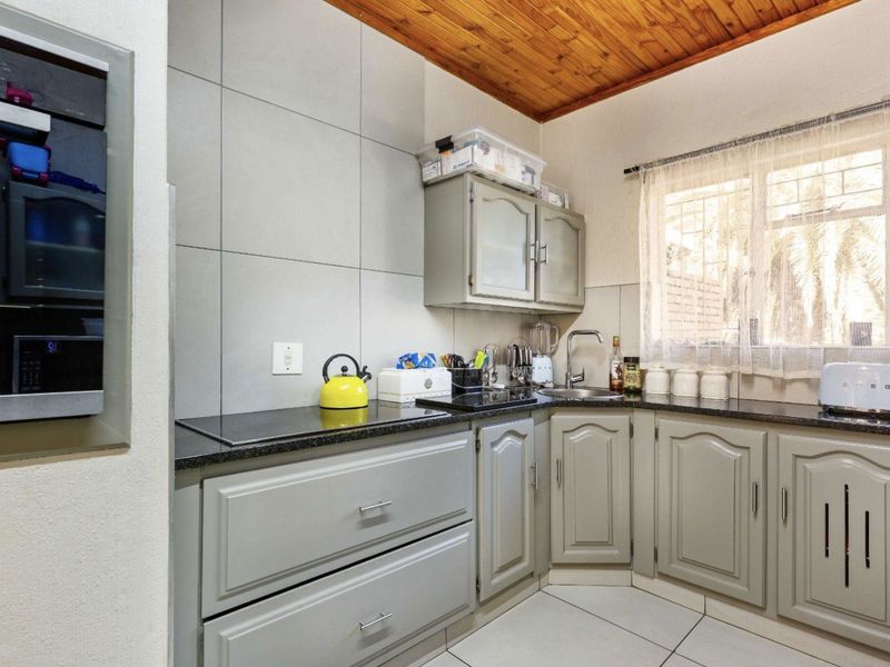 Four-Bedroom Home on a Large Stand – Moreleta Park - Photo 9