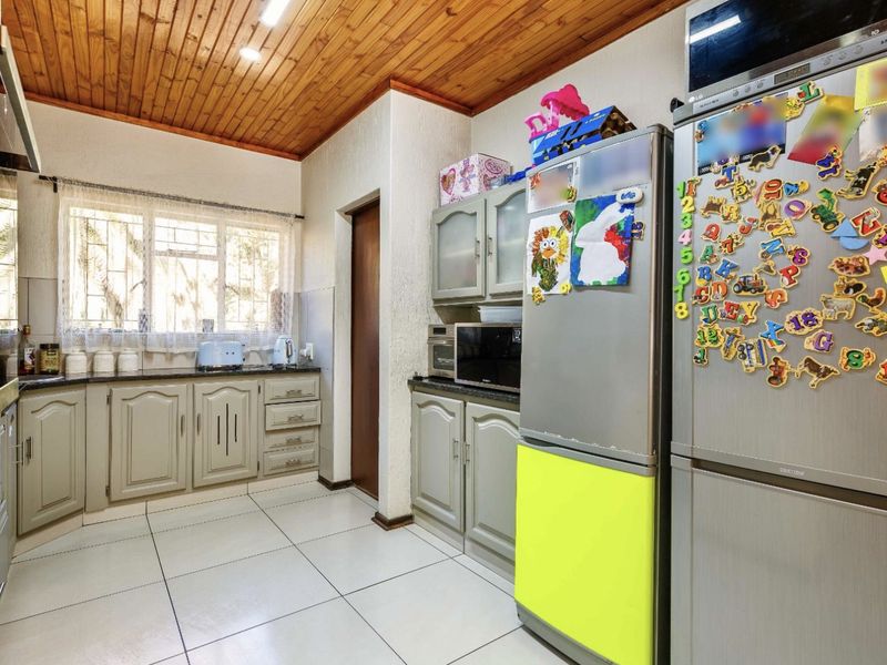 Four-Bedroom Home on a Large Stand – Moreleta Park - Photo 8