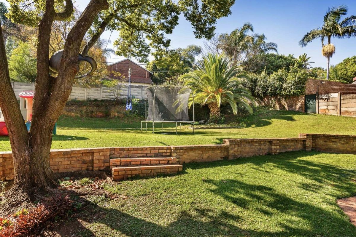 Four-Bedroom Home on a Large Stand – Moreleta Park - Photo 2