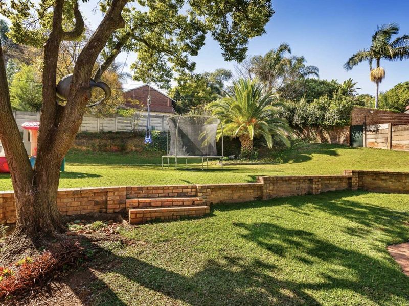 Four-Bedroom Home on a Large Stand – Moreleta Park - Photo 2