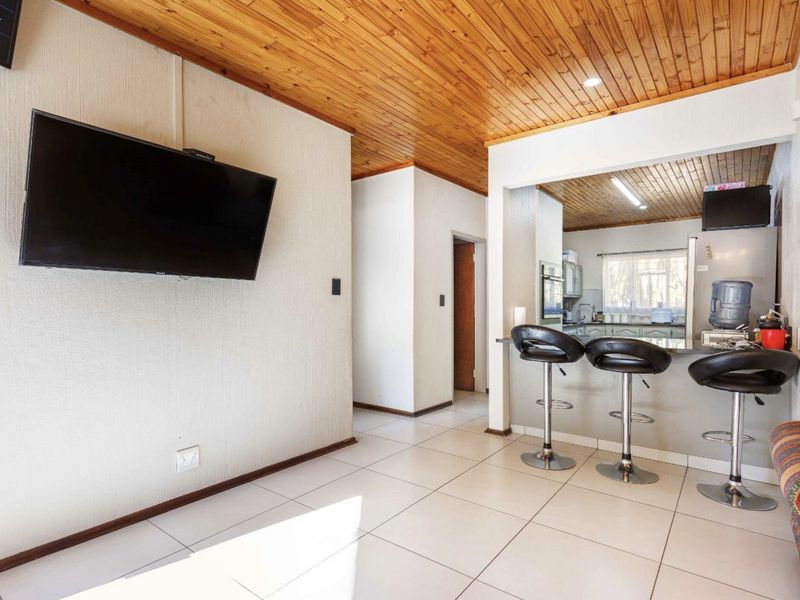 Four-Bedroom Home on a Large Stand – Moreleta Park - Photo 7