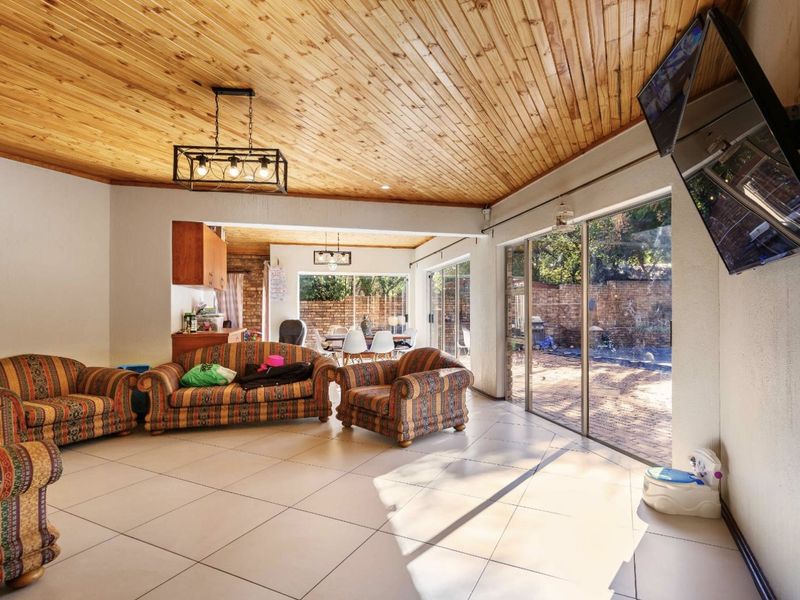 Four-Bedroom Home on a Large Stand – Moreleta Park - Photo 6