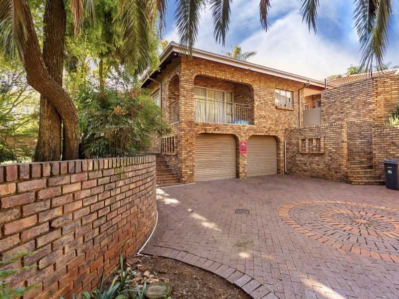 Four-Bedroom Home on a Large Stand – Moreleta Park - Photo 4