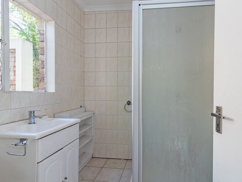 VERSATILE PROPERTY  4 BED PLUS 2 COTTAGES OR COULD BE USED FOR AIRBNB, MEDICAL SUITE OR OFFICES - Photo 7