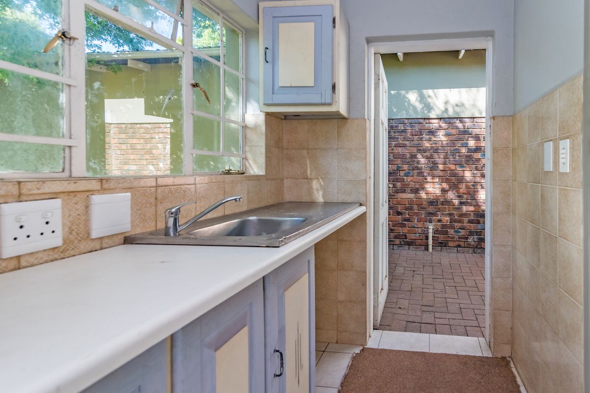 VERSATILE PROPERTY  4 BED PLUS 2 COTTAGES OR COULD BE USED FOR AIRBNB, MEDICAL SUITE OR OFFICES - Photo 3