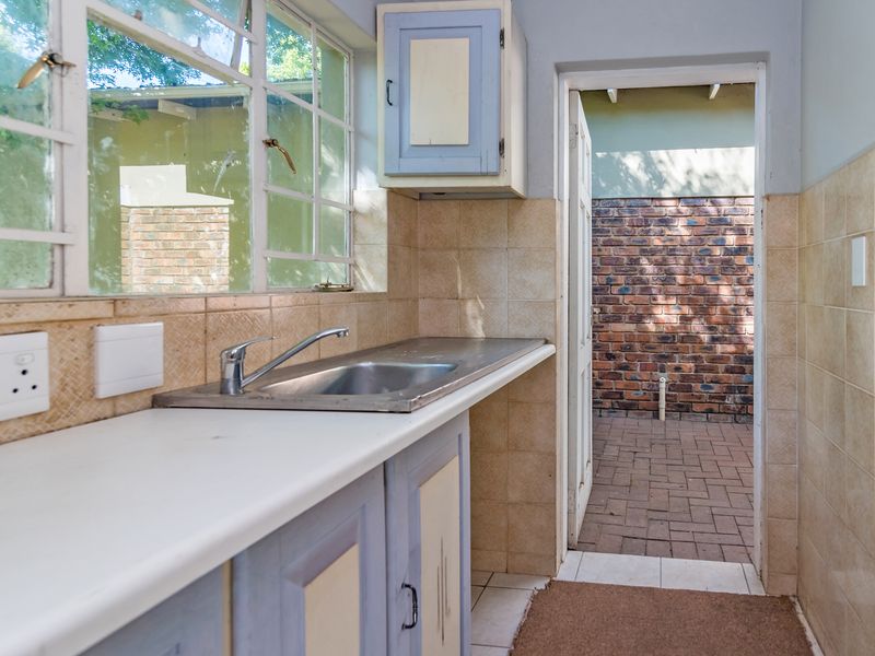 VERSATILE PROPERTY  4 BED PLUS 2 COTTAGES OR COULD BE USED FOR AIRBNB, MEDICAL SUITE OR OFFICES - Photo 3