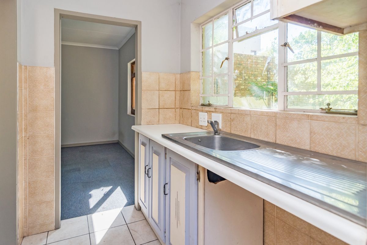 VERSATILE PROPERTY  4 BED PLUS 2 COTTAGES OR COULD BE USED FOR AIRBNB, MEDICAL SUITE OR OFFICES - Photo 4