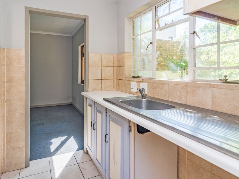 VERSATILE PROPERTY  4 BED PLUS 2 COTTAGES OR COULD BE USED FOR AIRBNB, MEDICAL SUITE OR OFFICES - Photo 4