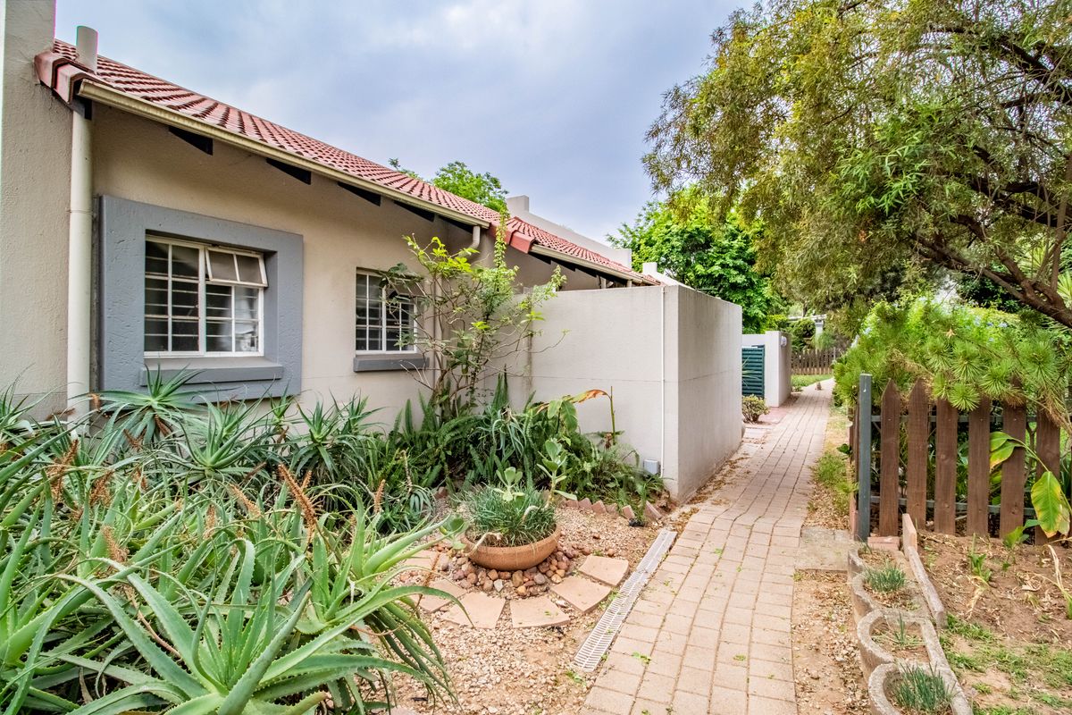 Pet friendly | Charming 2 bed 2 bath - Photo 2