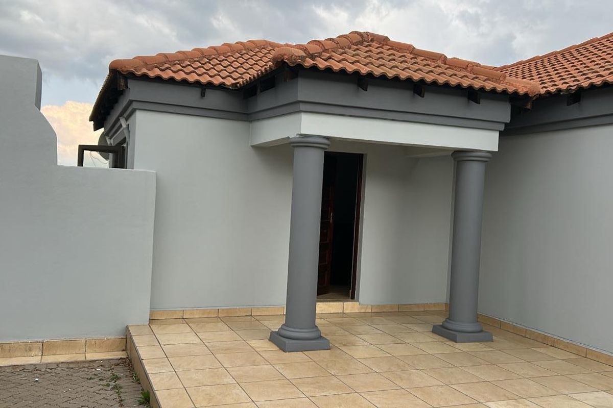 Stunning 3-Bedroom House in Thatchfield - Photo 2