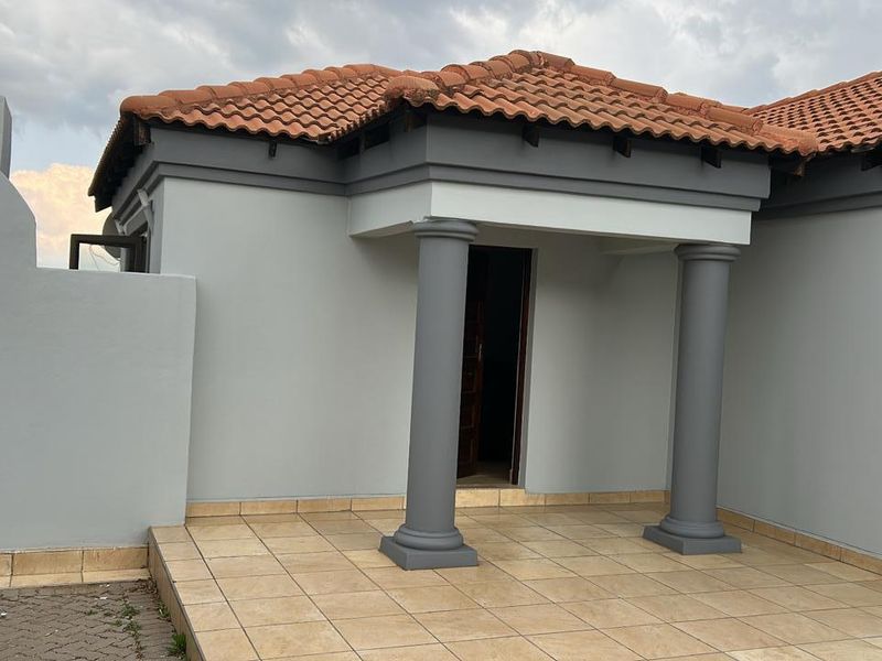 Stunning 3-Bedroom House in Thatchfield - Photo 2