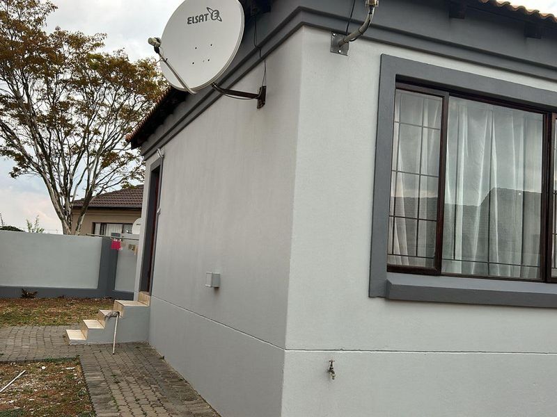 Stunning 3-Bedroom House in Thatchfield - Photo 4