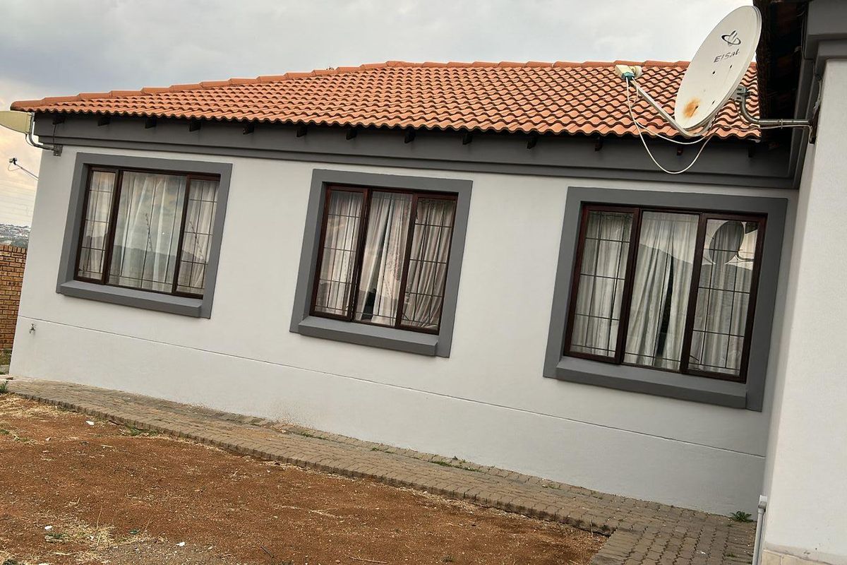 Stunning 3-Bedroom House in Thatchfield - Photo 3