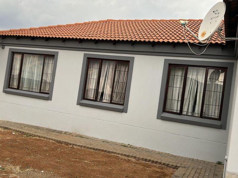 Stunning 3-Bedroom House in Thatchfield - Photo 3