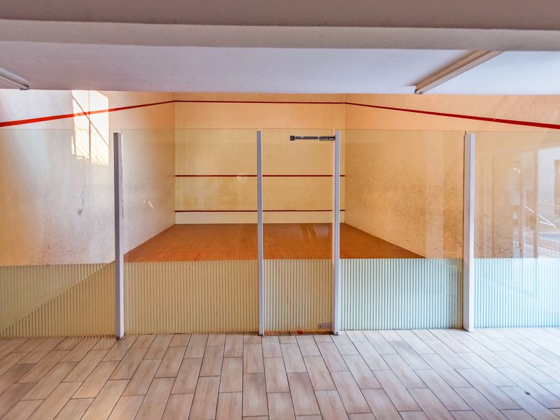 NEWLY RENOVATED 1 BEDROOMED EN-SUITE SPACIOUS APARTMENT. - Photo 5