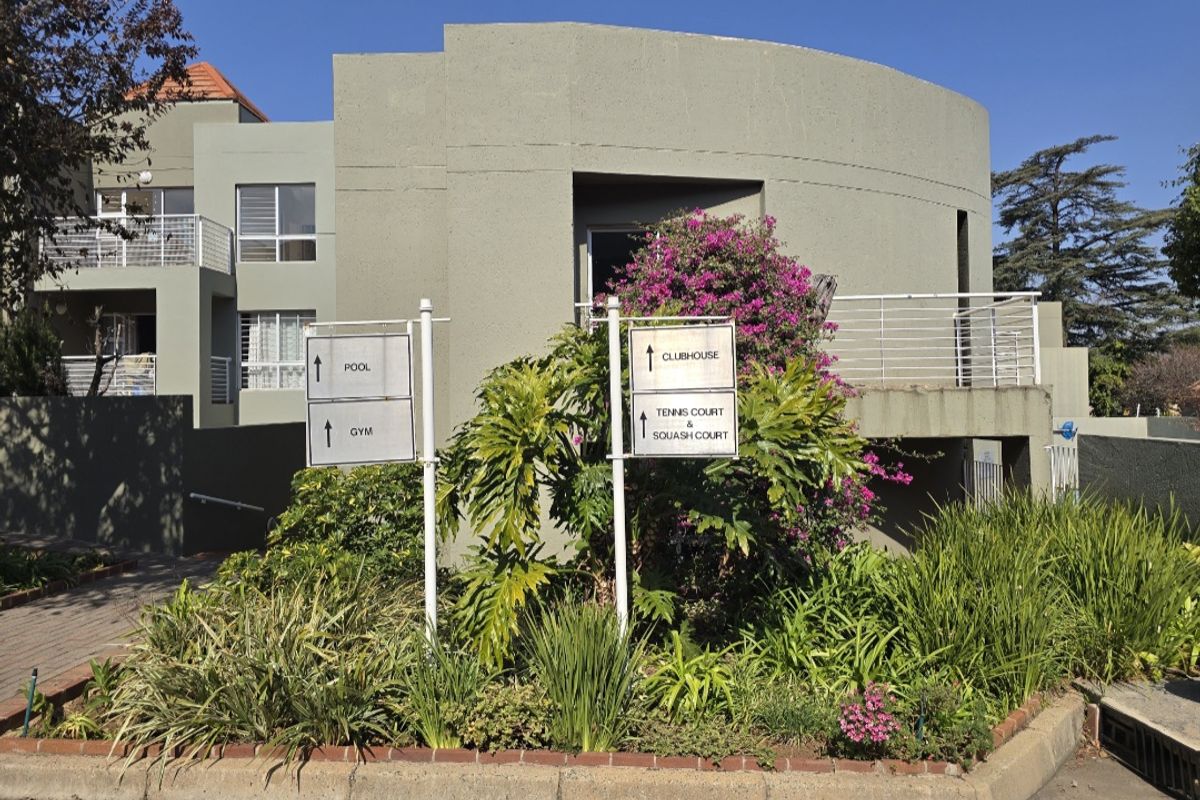 NEWLY RENOVATED 1 BEDROOMED EN-SUITE SPACIOUS APARTMENT. - Photo 3