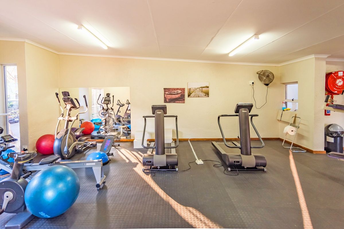 NEWLY RENOVATED 1 BEDROOMED EN-SUITE SPACIOUS APARTMENT. - Photo 4