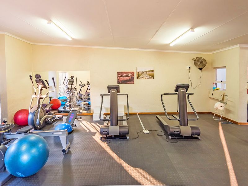 NEWLY RENOVATED 1 BEDROOMED EN-SUITE SPACIOUS APARTMENT. - Photo 4