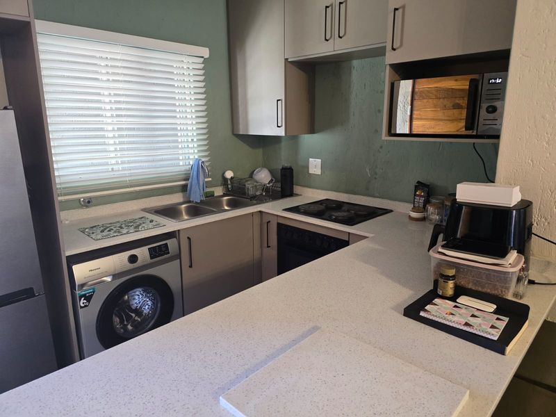 NEWLY RENOVATED 1 BEDROOMED EN-SUITE SPACIOUS APARTMENT. - Photo 10