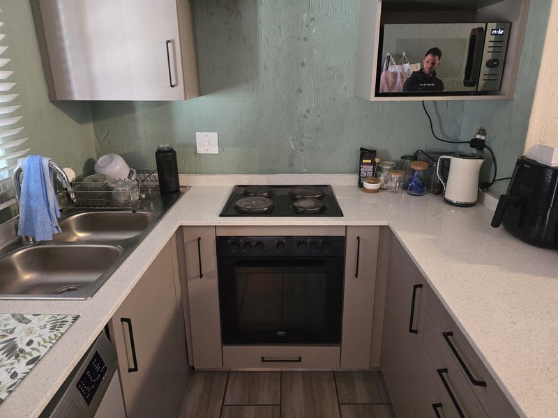 NEWLY RENOVATED 1 BEDROOMED EN-SUITE SPACIOUS APARTMENT. - Photo 9