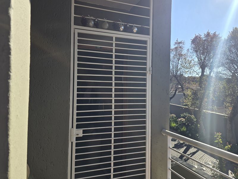 NEWLY RENOVATED 1 BEDROOMED EN-SUITE SPACIOUS APARTMENT. - Photo 6