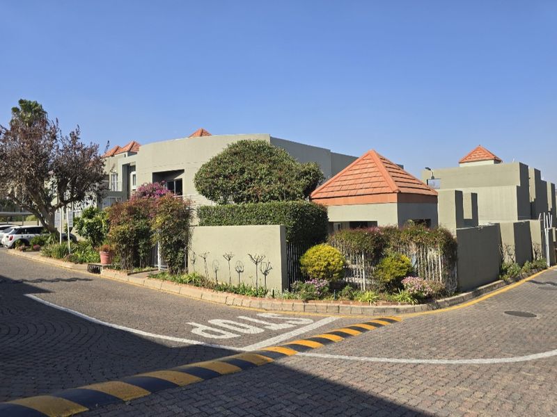 NEWLY RENOVATED 1 BEDROOMED EN-SUITE SPACIOUS APARTMENT. - Photo 2