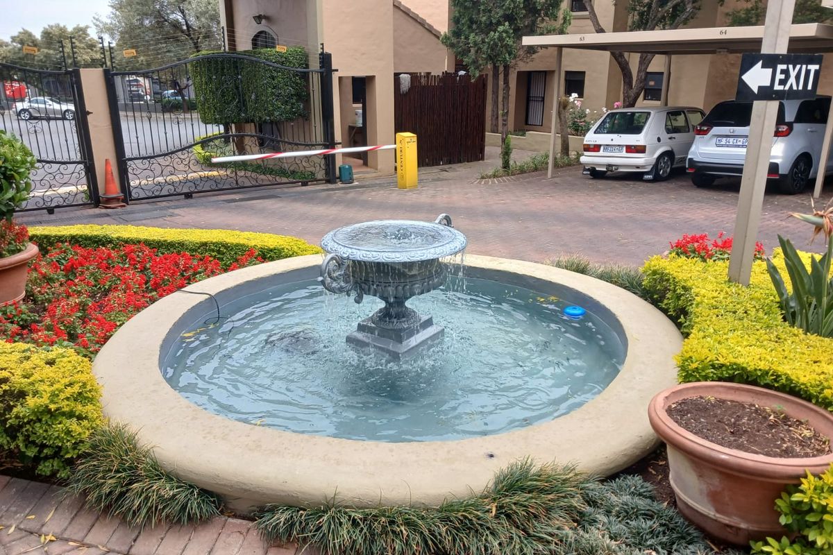 Bachelor pad or Studio living! Calling all investors! - Photo 2