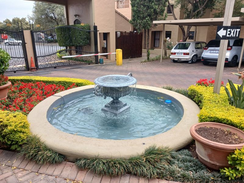 Bachelor pad or Studio living! Calling all investors! - Photo 2