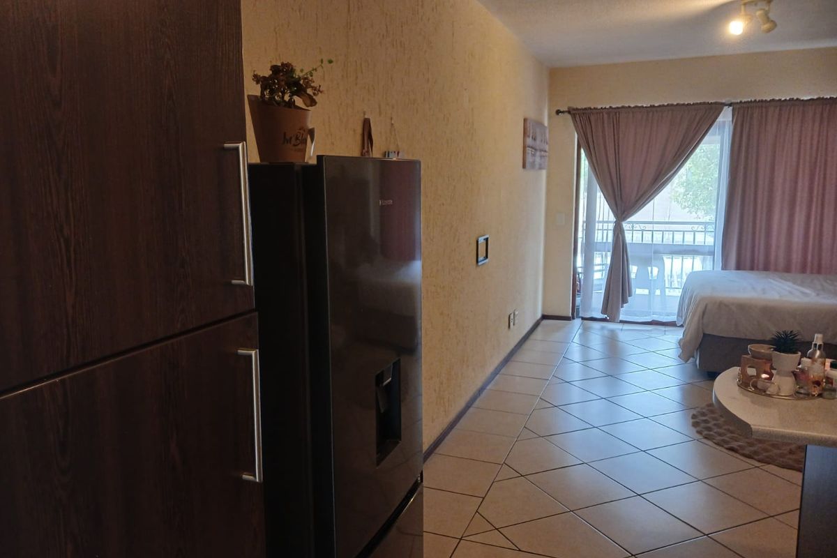 Bachelor pad or Studio living! Calling all investors! - Photo 5