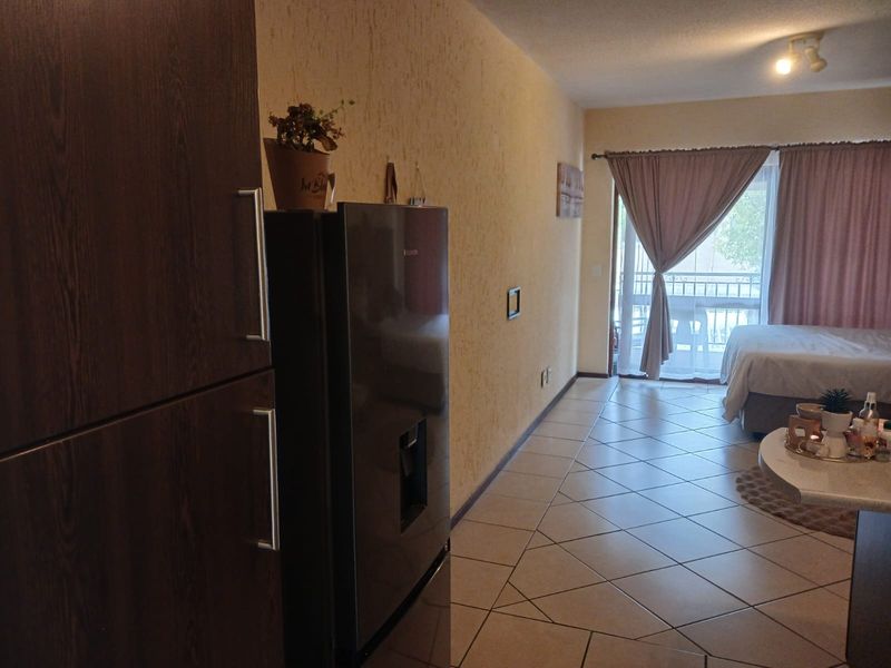 Bachelor pad or Studio living! Calling all investors! - Photo 5