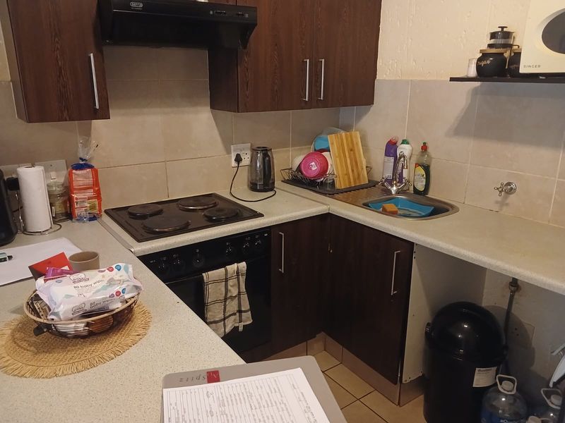 Bachelor pad or Studio living! Calling all investors! - Photo 9