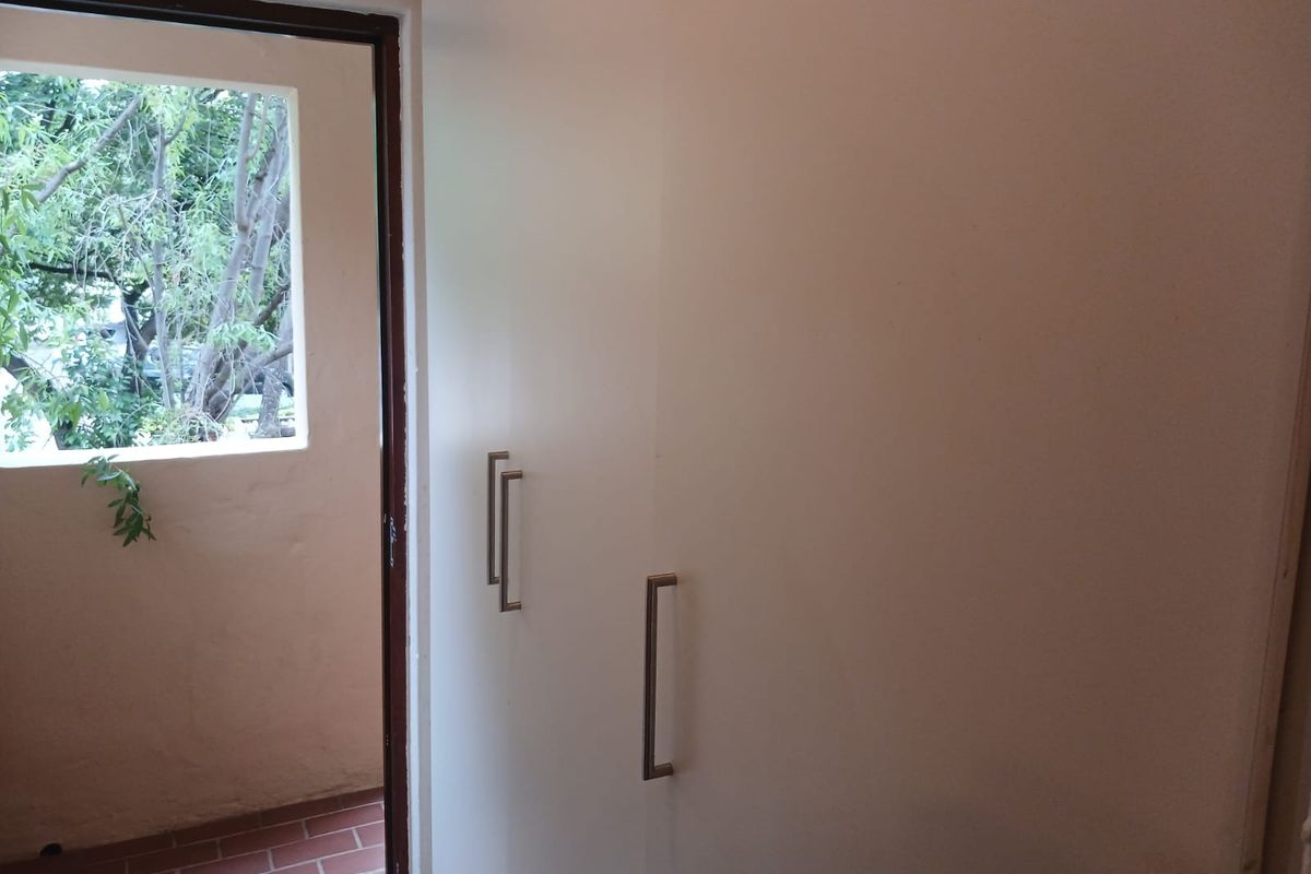 Bachelor pad or Studio living! Calling all investors! - Photo 4