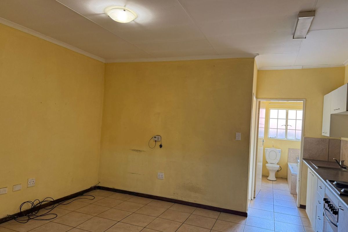 1-bedroom apartment in Florida, Roodepoort - perfect for first-time buyers or investors! - Photo 4