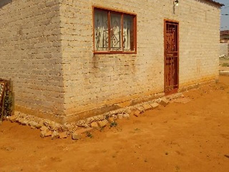 House for Sale in Tshepisong - Photo 2