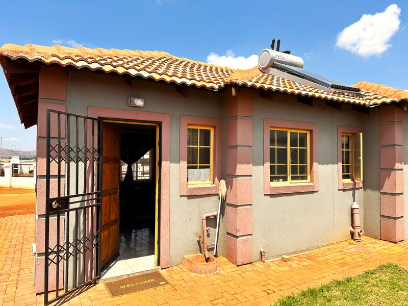 Spacious 3‐Bedroom Freehold Home in Klerksoord, Akasia — Ideal Entry or Investment Opportunity - Photo 4