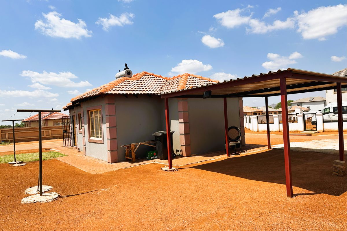 Spacious 3‐Bedroom Freehold Home in Klerksoord, Akasia — Ideal Entry or Investment Opportunity - Photo 3