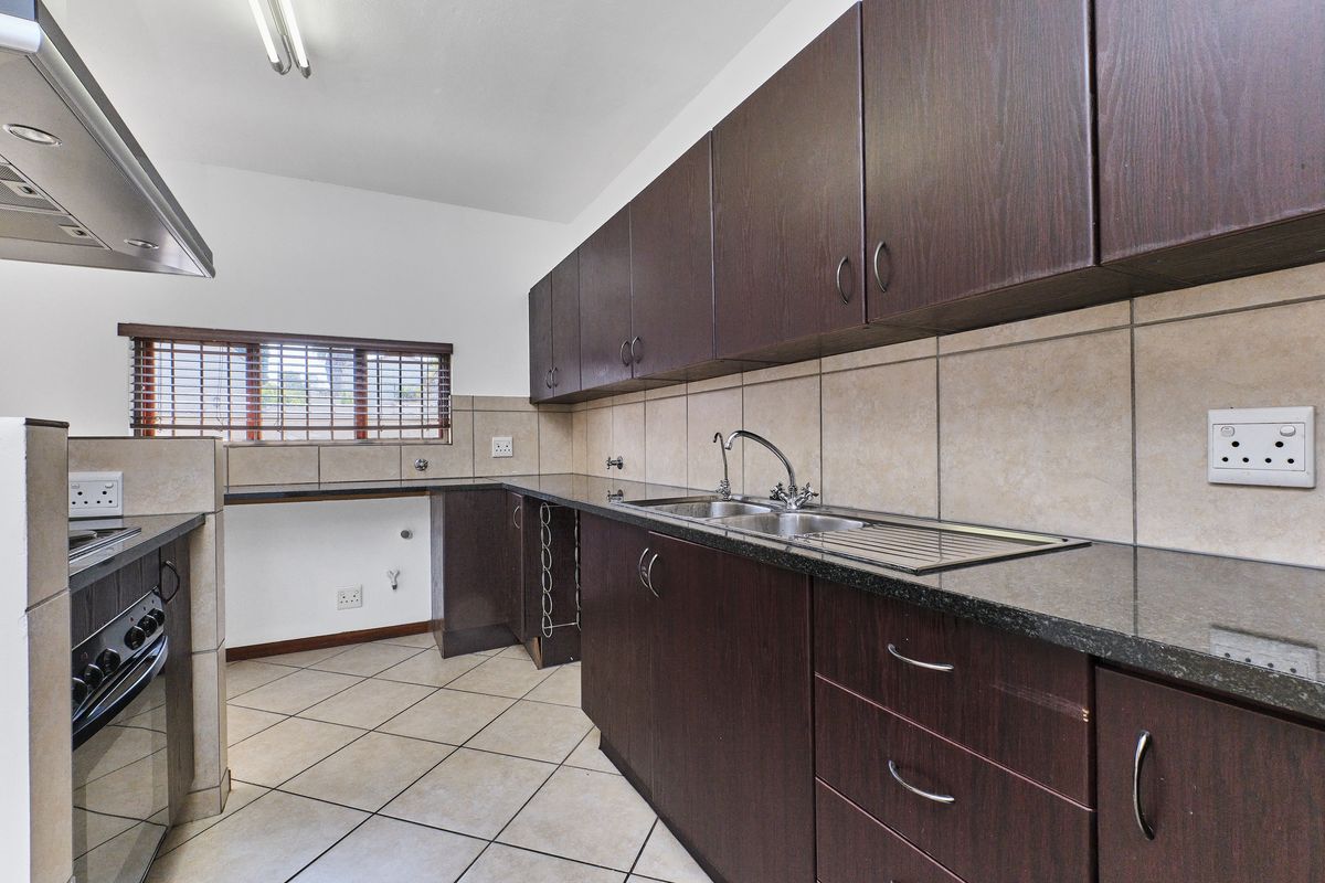 Charming 3-bedroom house for sale in Barbeque Downs, Midrand—your dream home awaits! Act fast! - Photo 4