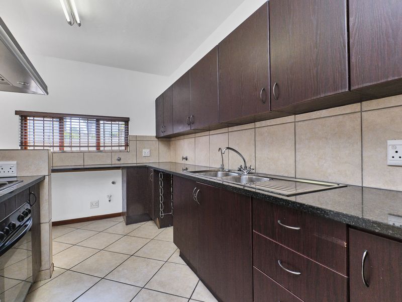 Charming 3-bedroom house for sale in Barbeque Downs, Midrand—your dream home awaits! Act fast! - Photo 4