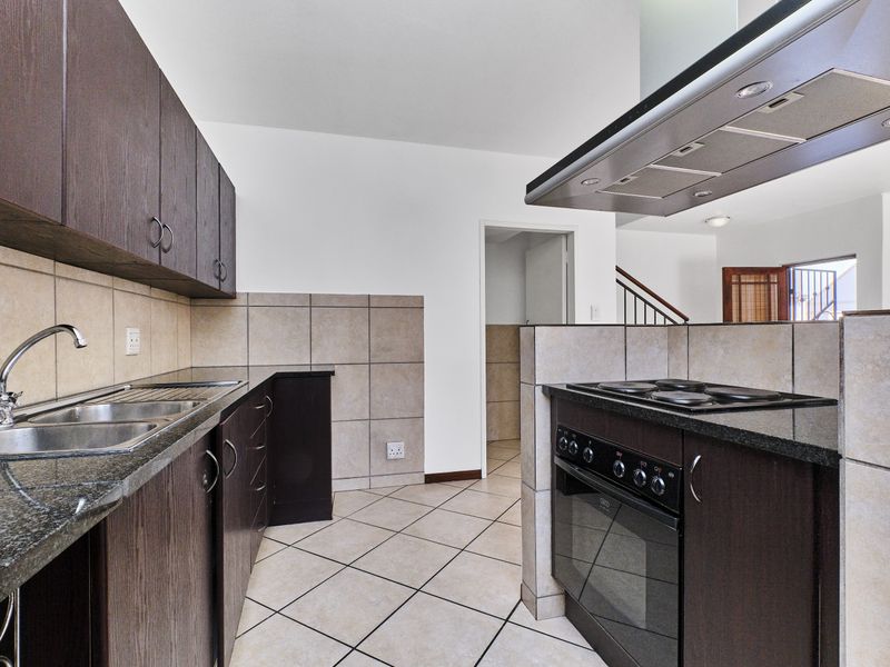 Charming 3-bedroom house for sale in Barbeque Downs, Midrand—your dream home awaits! Act fast! - Photo 5